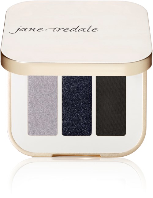 En makeup-palett med tre nyanser av grått, svart och mörk silver i ett vitt fall med en guldkant.
