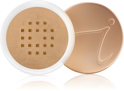 Ett kompakt puderfodral med beige puder och ett lock med en stiliserad bokstav 'i'.