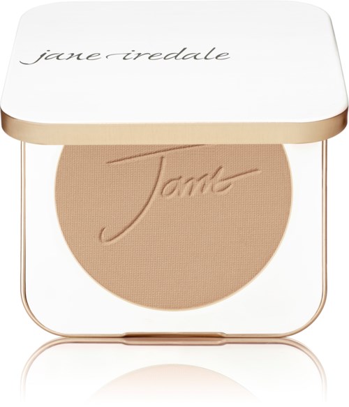 Kommer med beige puder och ett vitt lock med skrivstiligt namn.
