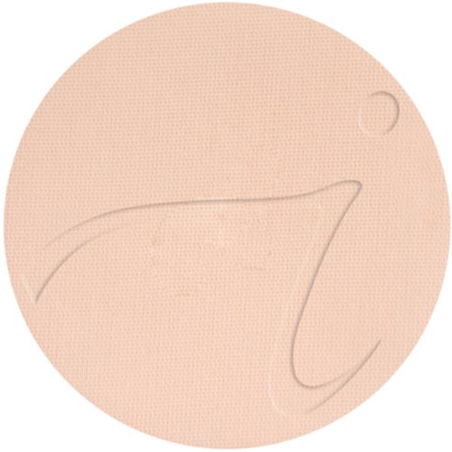 En rund beige makeup-kompakt med enkel präglad design och en liten spegel inuti.