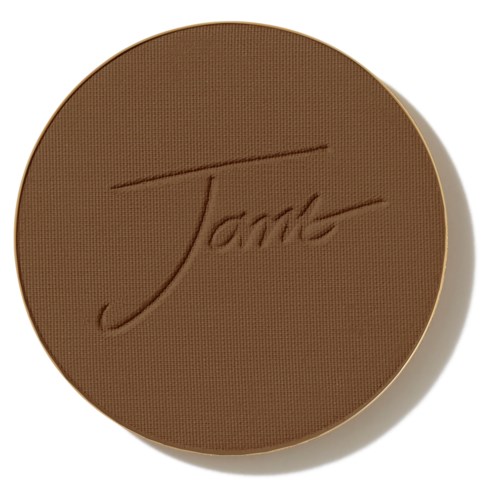 En rund chokladfärgad makeupprodukt med ordet 'Tarte' inpräglat på ytan.