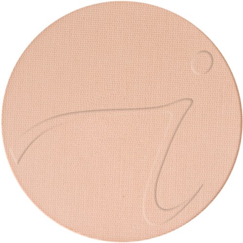 En rund makeup-kompakt med ett naturligt persikofärgat puder och en svag, virvlande design på toppen.