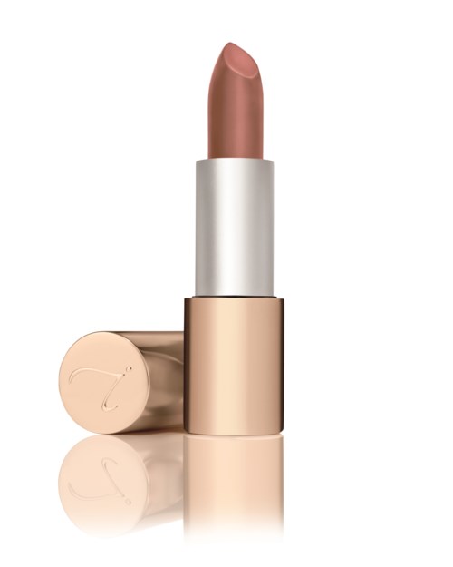 En beige leppestift i en hvit og gullfarget tube, med lokket plassert ved siden av.