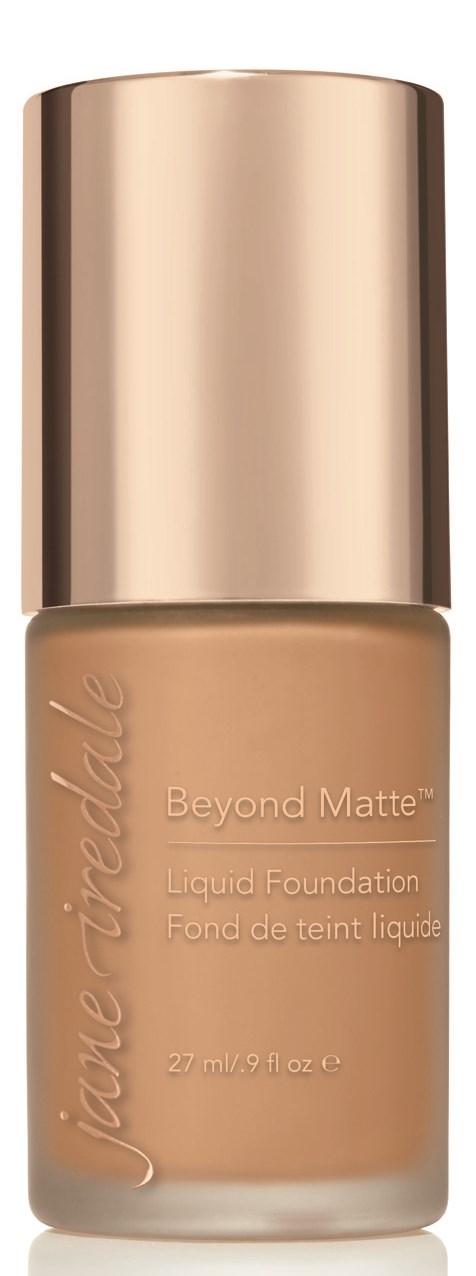 En flaska flytande foundation märkt 'Beyond Matte' med en metallock och beige vätska inuti.