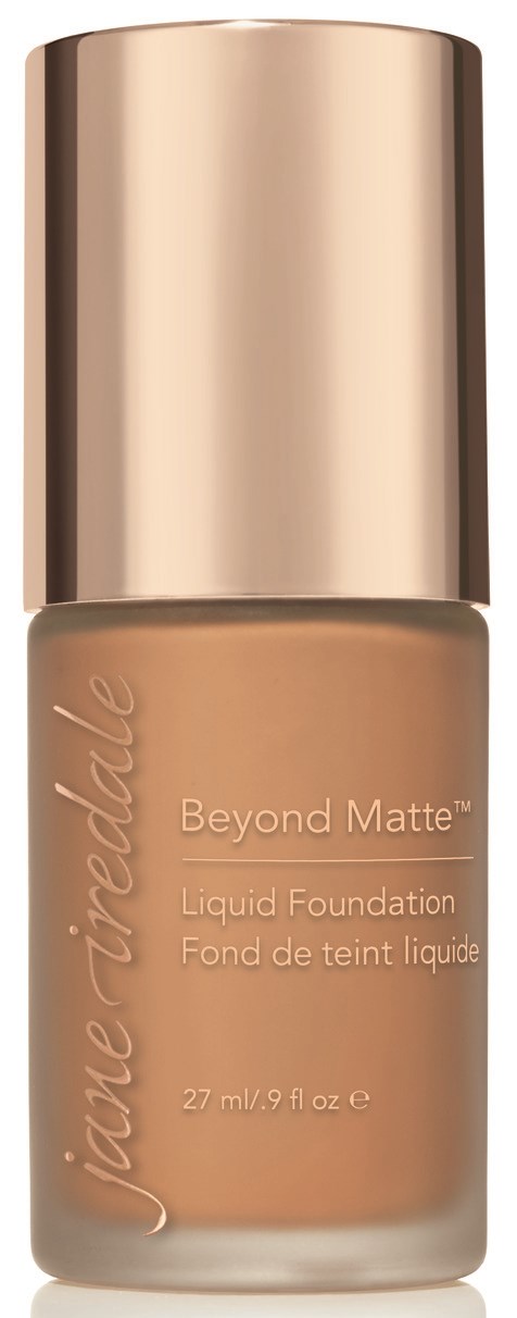 En flaska med foundation i beige vätska och ett glänsande guldlock, märkt 'Beyond Matte' och 'Liquid Foundation.'