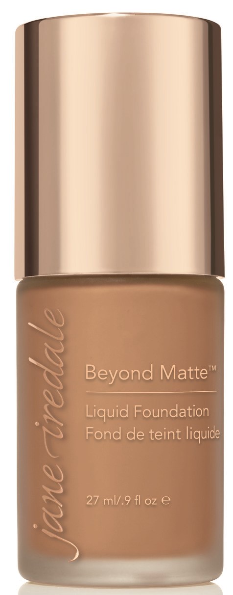 En flaska flytande foundation med en guldig kork och ljusbrunt innehåll. Märket är Jane Iredale, Beyond Matte.