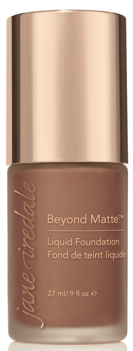En flaska flytande foundation med en beige kork och en nudefärgad etikett, märkt 'Beyond Matte' av Jane Iredale.