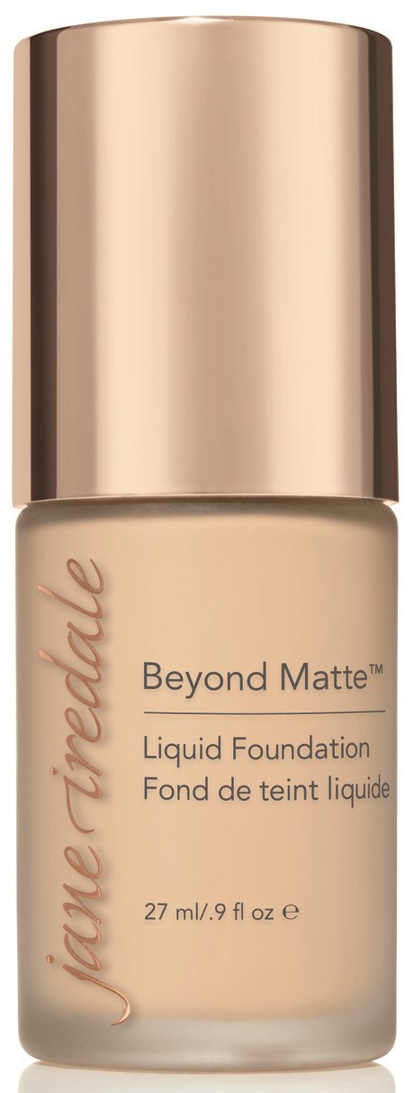 En flaska Jouer Totally Beyond Matte Liquid Foundation i en beige nyans med ett guldlock.