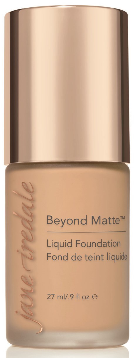 En flaska flytande foundation med beige färg och guldlock, märkt 'Beyond Matte' och 'Jacqueline'.