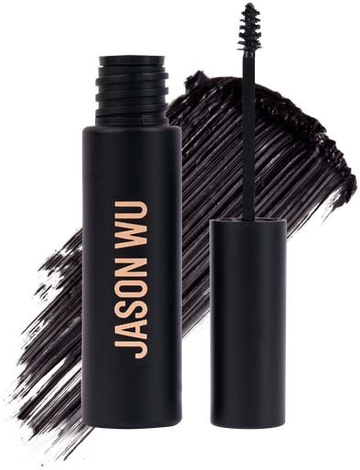 Een zwarte mascara-flacon met open borsteltje en spons, gelabeld "Jason Wu," tegen een zwarte penseelstreekachtergrond.