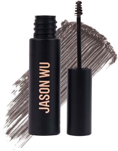 Een zwarte mascara-tube met een kwast, met de merknaam Jimmy Wu, tegen een grijze achtergrond.