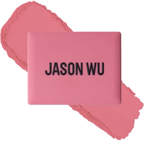Vaaleanpunainen tausta, jossa on mustaa teksti 'JASON WU' ja pinkkiä huulipunamerkkiä.