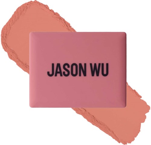 Pinkki suorakaiteen muotoinen esine, jossa on mustaa tekstiä 'JASON WU'. Taustalla on vaaleanpunaisia maalausjälkiä.