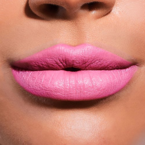 Close-up van lippen met roze lipstick en gladde huid rond de mond.