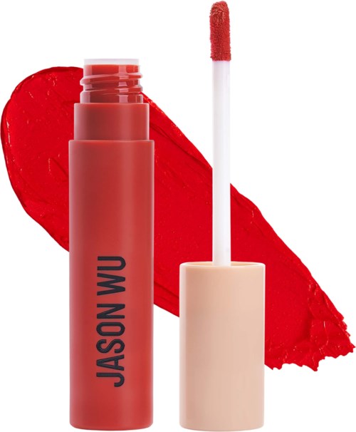 Een rode en beige vloeibare lippenstift met sponsapplicator en een rode achtergrondveeg.
