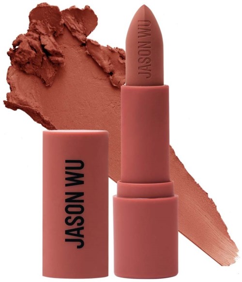 Roze lippenstiftverpakking met "JASON WU" en een gesmeerde roze lippenstift op de achtergrond.