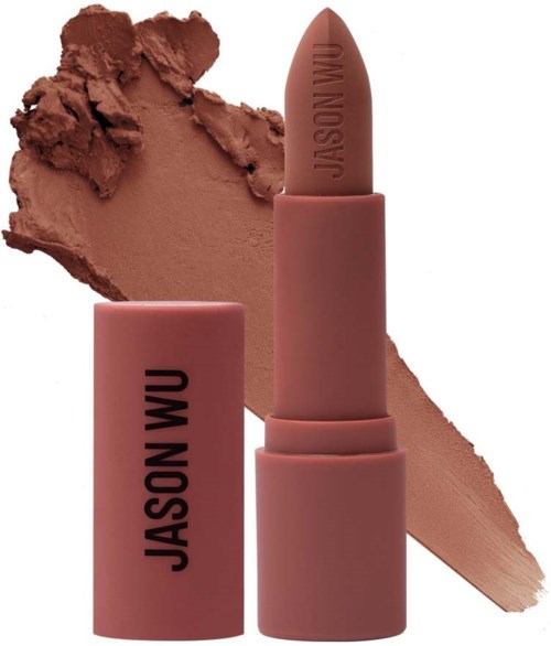 Een roze lippenstift met de merknaam 'JASON WU' op de huls, en een swatch van nude lipstick op de achtergrond.