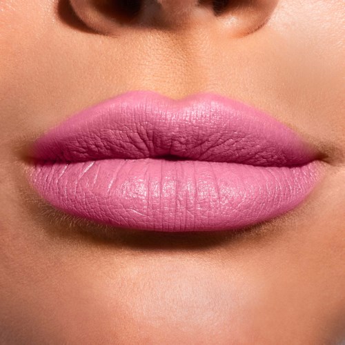 Close-up van volle roze lippen, toont een gladde huid en gedetailleerde structuur.