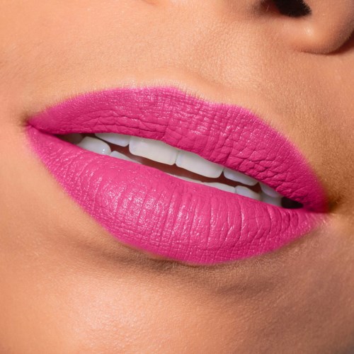Close-up van lippen met felroze lippenstift, licht geopend met witte tanden zichtbaar.