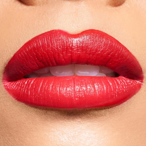 Close-up van lippen met felrood lippenstift, licht open en toont tanden. Artistieke en levendige uitstraling.