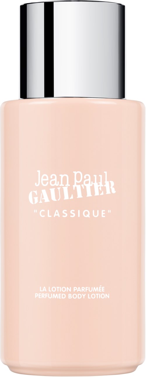 Eine rosa Parfüm-Körperlotionflasche mit silberner Kappe, beschriftet Jean Paul Gaultier Classique.