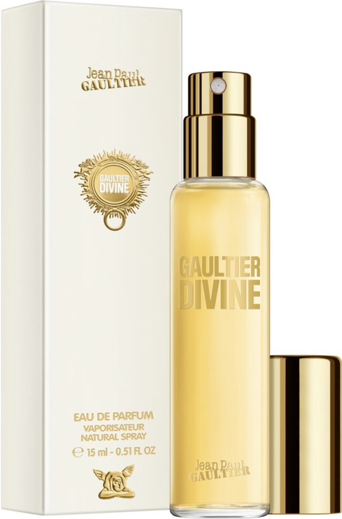 En parfymeflaske merket 'Gaultier Divine' ved siden av en hvit eske. Flasken har gullhette og spraytop.