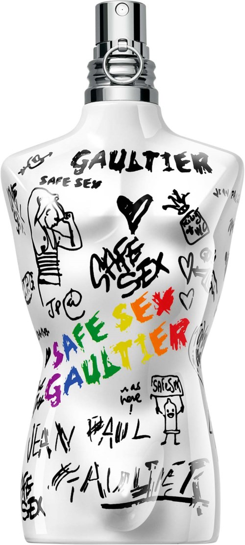 En hvit parfymeflaske dekorert med svarte, fargede og håndskrevne graffiti-lignende meldinger og tegninger.