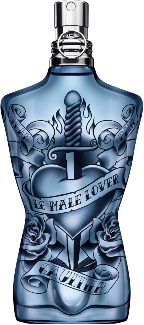 Een blauwe parfumfles met een gespierd hart, zwaard, rozen en de tekst 'Le Maje Lover Gutter'.