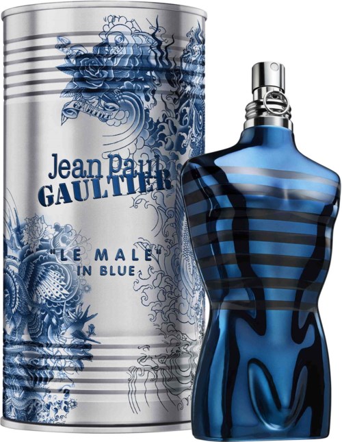 Een parfumfles in de vorm van een mannelijke torso in blauw en zwart, naast een cilindervormige doos met blauwe bloemrijke dessins en tekst.