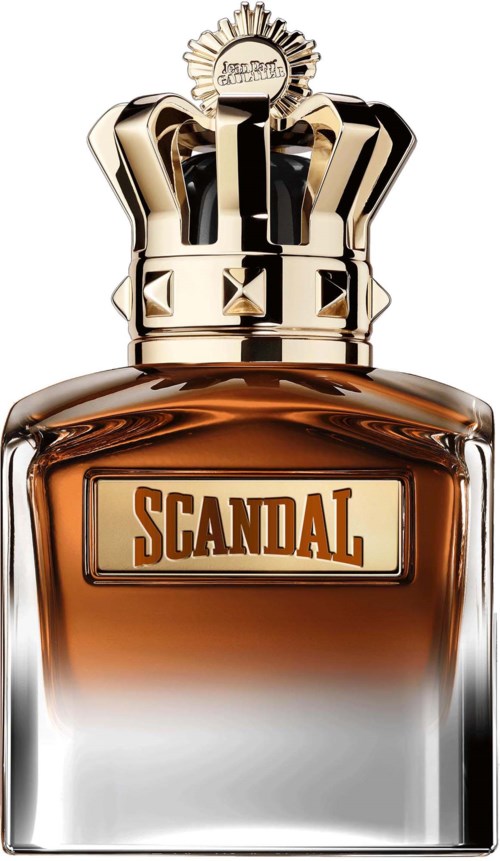 En parfymeflaske med en kroneformet hette og en etikett som sier "Scandal."