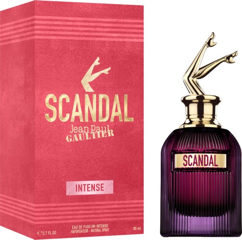 En rosa parfymeeske merket 'Scandal Intense' ved siden av en lilla flaske med gullben oppå.