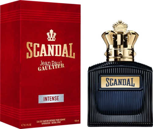 En svart parfymeflaske med gullhatt og en rød eske med teksten 'Scandal' og 'Intense' i gullbokstaver.