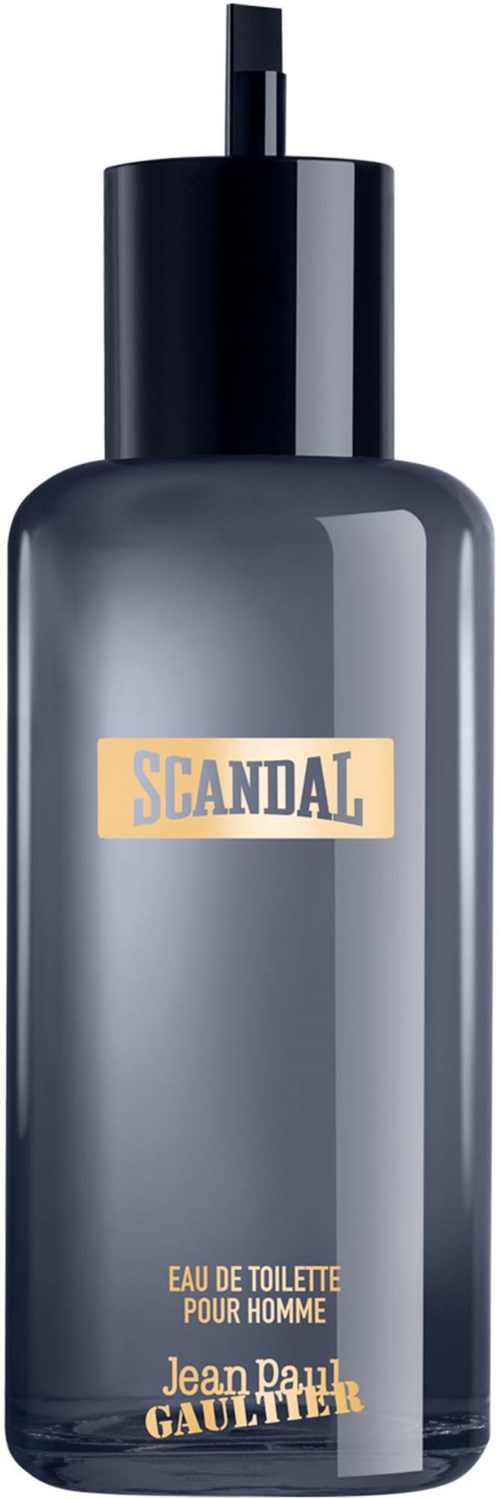 En svart og grå flaske med en etikett kalt Scandal, brukt til herreparfyme, med sprayhode på toppen.
