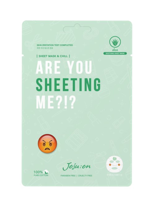 En grønn pakke spør: "Are you sheeting me?!?" med en sint emoji og nevner hudirritasjonstest, rent bomull og cruelty-free.