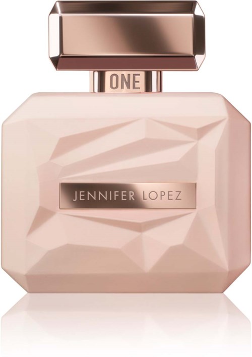 En rosa parfymflaska med en fasetterad design, roséguldlock och namnet Jennifer Lopez på framsidan.