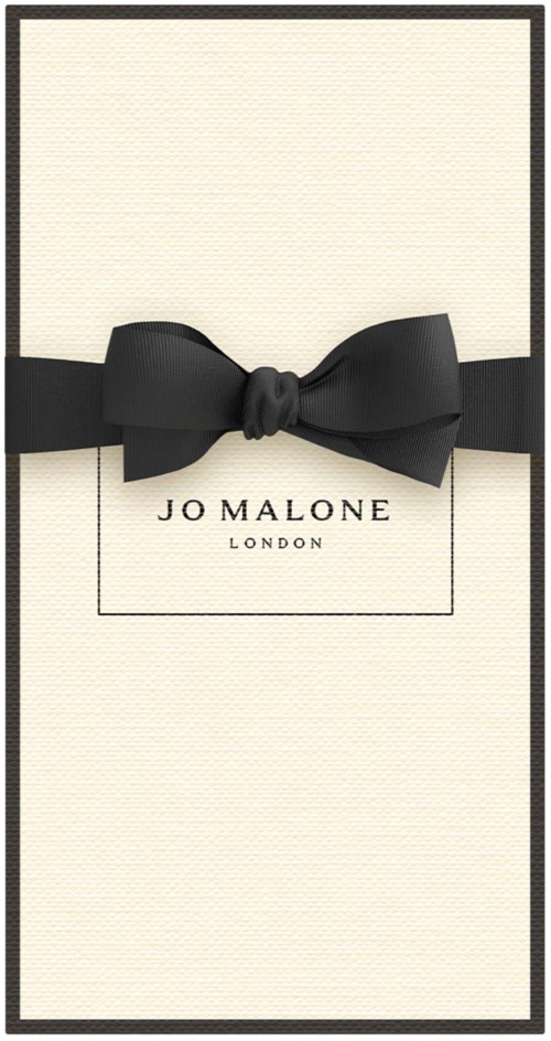 Valkoinen rasia mustalla nauhalla ja rusetilla; siinä lukee "Jo Malone London".
