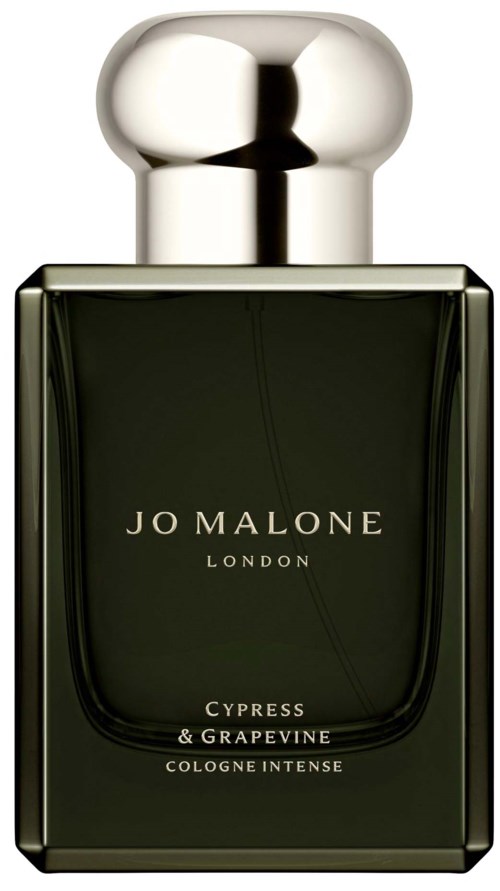 Een donkergroene Jo Malone parfumfles met zilverkleurige dop, labelt Cypress & Grapevine voor intense geur.