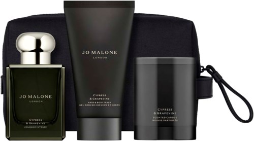 Et sæt med Jo Malone London Cypress & Grapevine duftprodukter inklusive parfume, kropslotion og et duftlys i sorte beholdere.