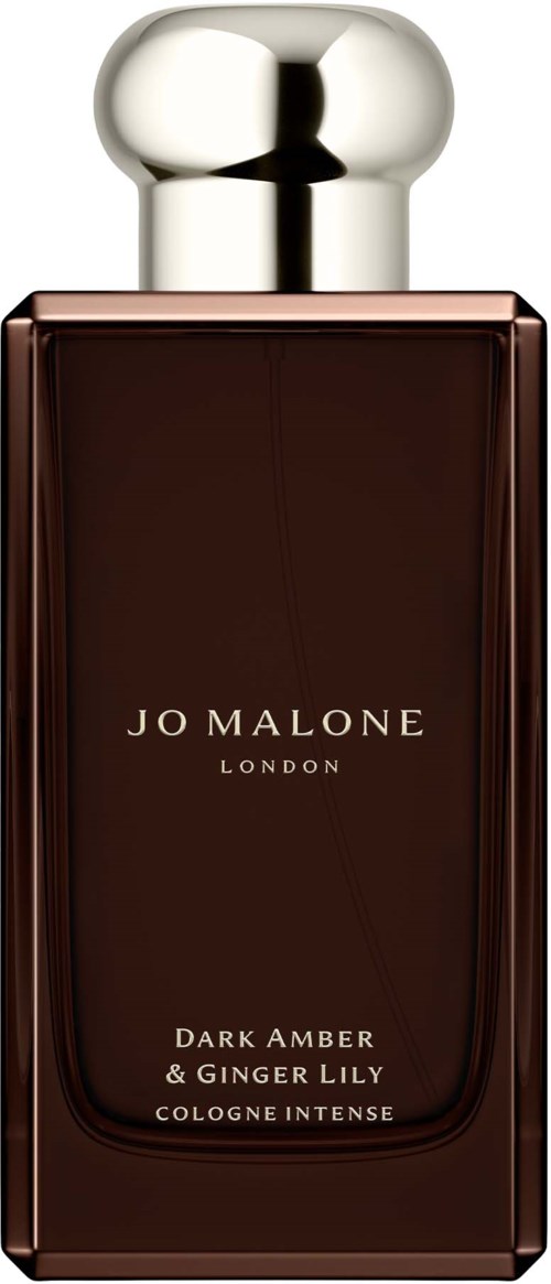 En mørkebrun parfobeholder med en blank sølvlåg og hvid tekst. Den siger Jo Malone London og Dark Amber & Ginger Lily.
