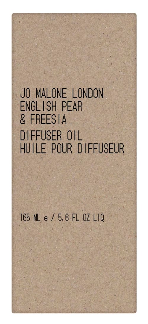 Bilden visar en enkel, beige box med svart text som beskriver en doft kallad Jo Malone London English Pear & Freesia Diffuser Oil, storlek 165 ml.