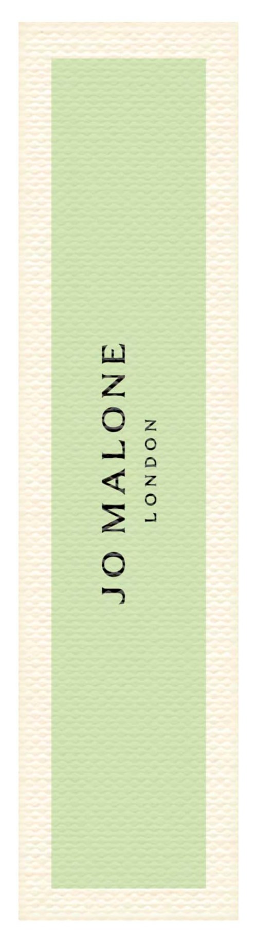 En vertikal, grønn og hvit etikett med svart tekst som sier 'Jo Malone London'.