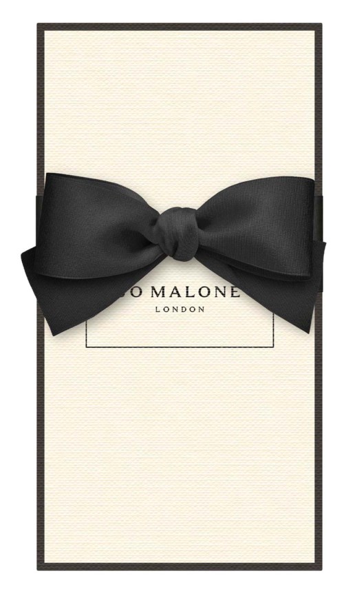 Een witte doos met een zwarte strik, met 'O MALONE LONDON' in het midden, ziet er elegant en simpel uit.