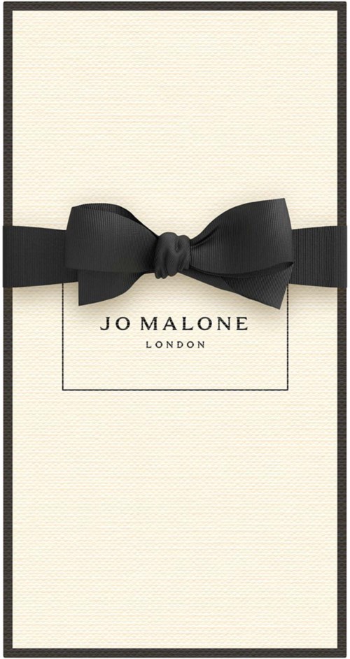 En vit box med en svart rosett i mitten och en Jo Malone London etikett.