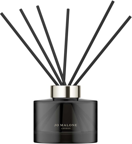 En svart doftljushållare med rörformiga diffuserstavar som sticker ut, märkt 'Jo Malone London'.