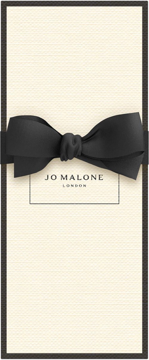 En lång, vertikal Jo Malone London-presentkartong med ett svart band runt.