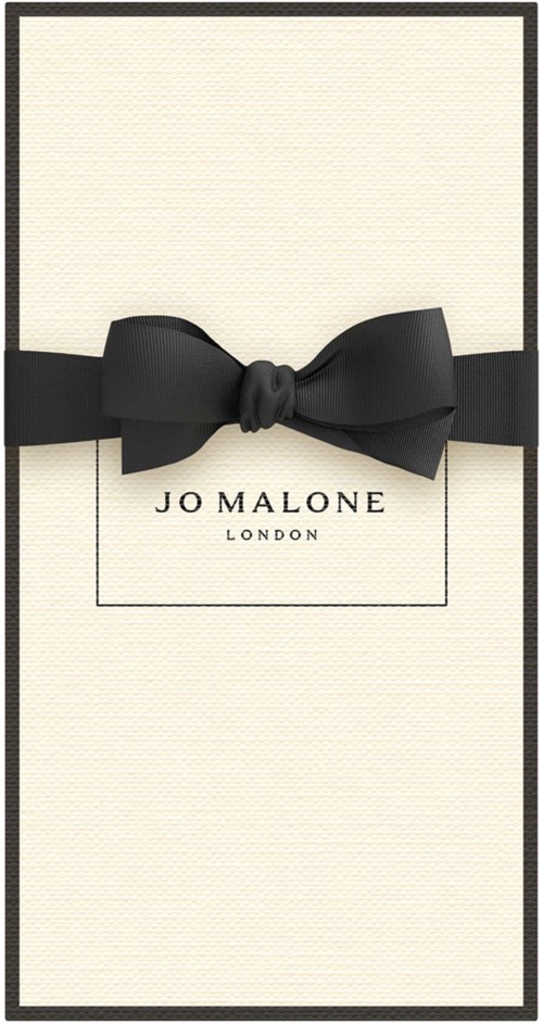 Białe pudełko z czarną wstążką i kokardą. Na pudełku jest napisane "Jo Malone London."