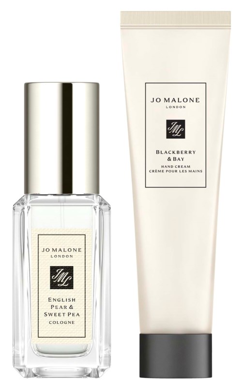 To Jo Malone London produkter: en parfume i klar flaske med sølvhætte, og en håndcreme i hvid tube.