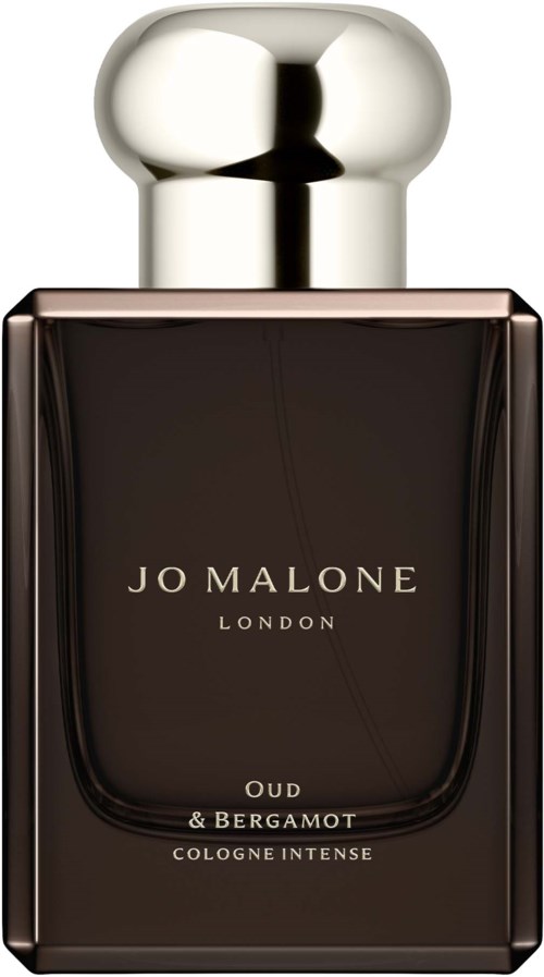 Een donkere parfumfles met een zilveren dop, gelabeld Jo Malone London, Oud & Bergamot Cologne Intense.