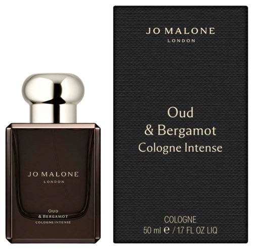 Een parfumfles en doos voor Jo Malone Oud & Bergamot Cologne Intense, donkere fles met gouden letters, elegante verpakking.
