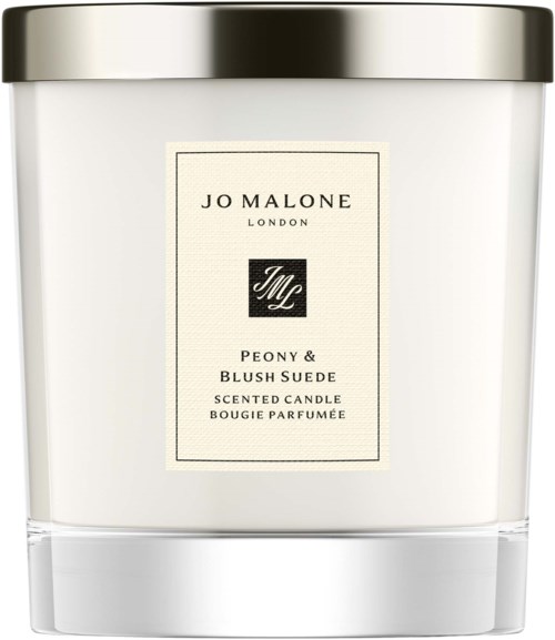 Een witte kaars met een gouden deksel, label Jo Malone London Peony & Blush Suede geurkaars, in een doorzichtige glazen houder.